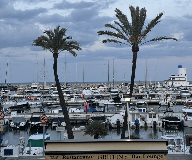 Terras in de herfstzon aan de boulevard van Estepona