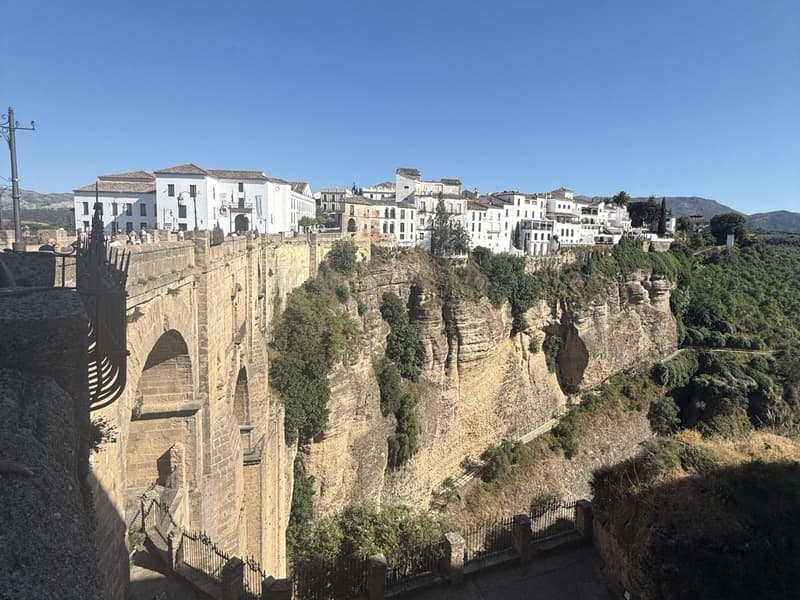 Uitzicht vanaf de brug in Ronda richting de bergen